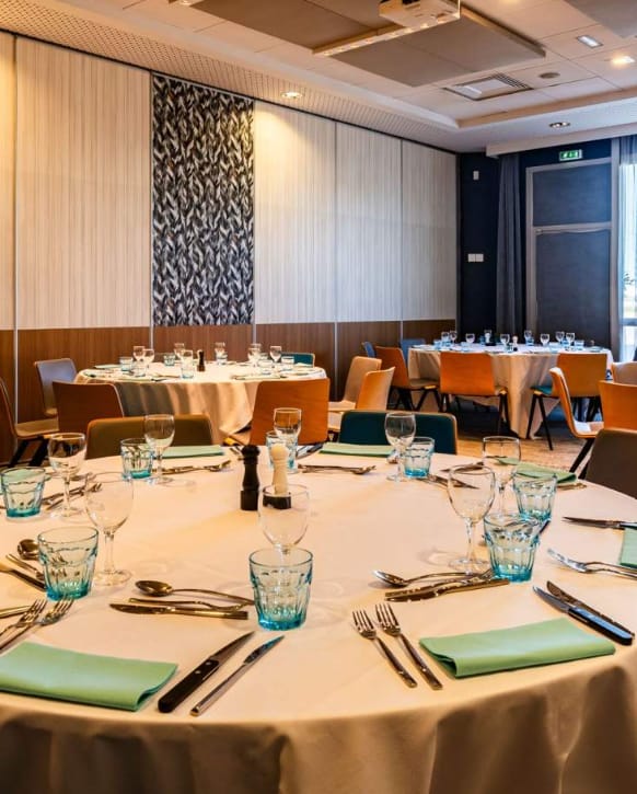 Elegant dining setup at Comtes de Champagne for corporate events and banquets.