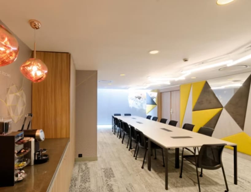 Modern meeting room at Holiday Inn Reims with sleek table, ideal for workshops.