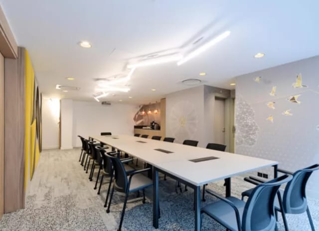 Modern meeting room at Holiday Inn Reims, featuring a long table for collaborative events.