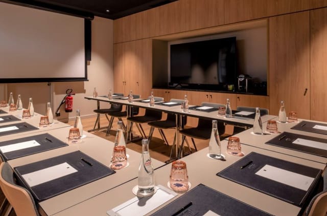 Mimosa-Bellini meeting room with U-shaped table for professional gatherings and collaboration.