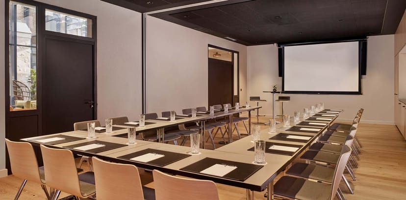 Mimosa-Bellini meeting room setup for professional workshops with modern design and projector.