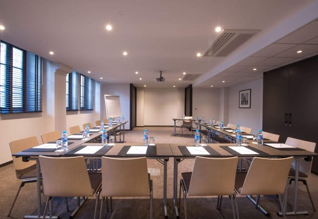 Meeting room in Lisbon with U-shape layout, natural light, ideal for professional events.