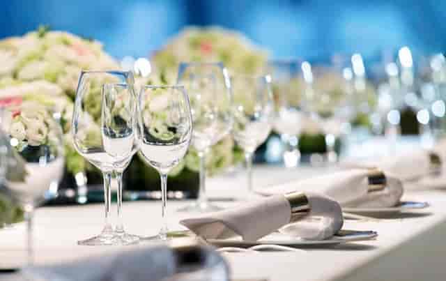 Elegant table setting with floral centerpieces for private events at Mercure Reims Hotel.