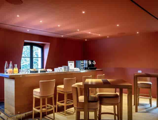 Modern refreshment area at Salon Polignac, ideal for meetings and events.