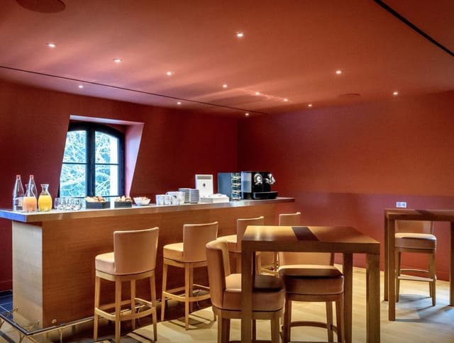 Modern refreshment area at Salon Polignac, ideal for meetings and events.