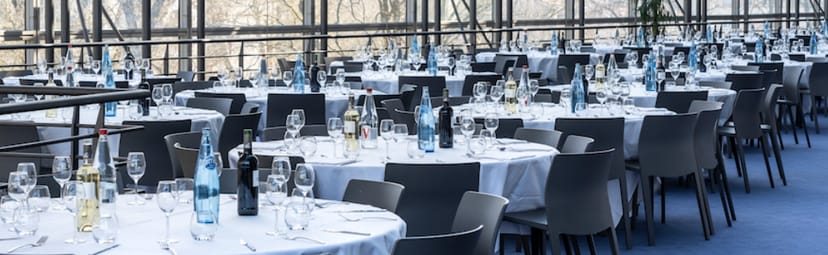 Elegant event space in Reims with round tables, ideal for corporate gatherings and celebrations.