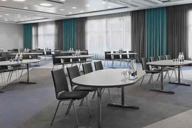 Versatile meeting space with natural light for workshops and corporate events in Zurich.