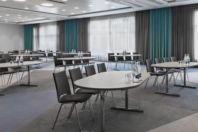 Versatile meeting space with natural light for workshops and corporate events in Zurich.