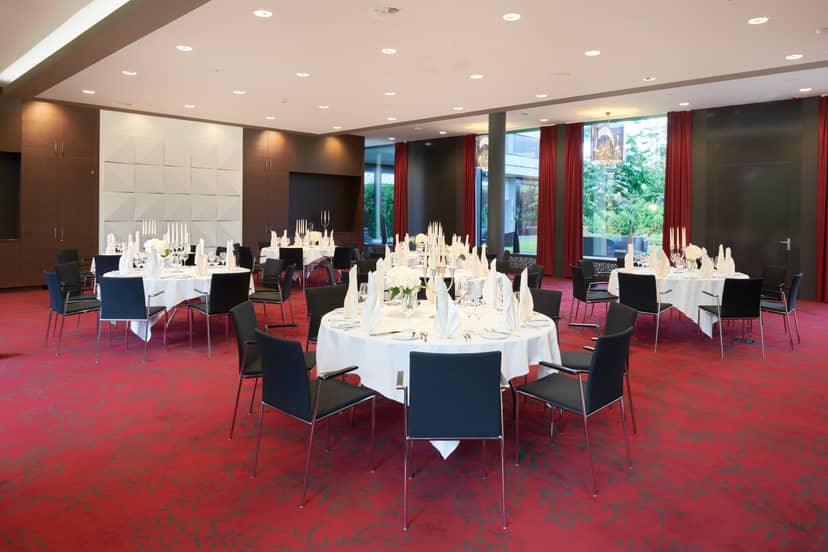 Airbus event space at Dorint Hotel Zurich, elegant dining setup for corporate gatherings.