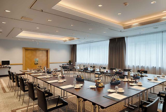 Conference room with U-shaped table, ideal for workshops and meetings at Radisson Park.