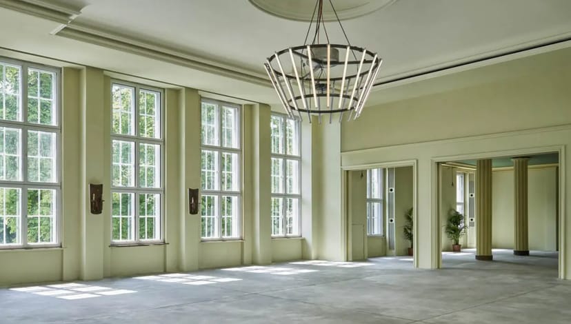 Spacious event space in Zenner with large windows, ideal for corporate meetings and receptions.