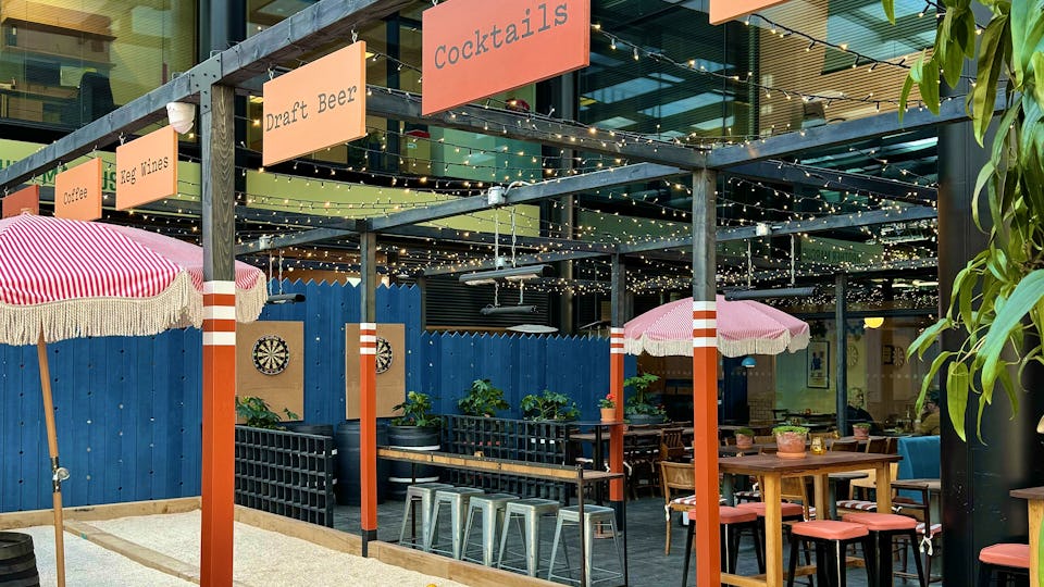 Vibrant outdoor restaurant venue in Alfi with string lights for casual gatherings.