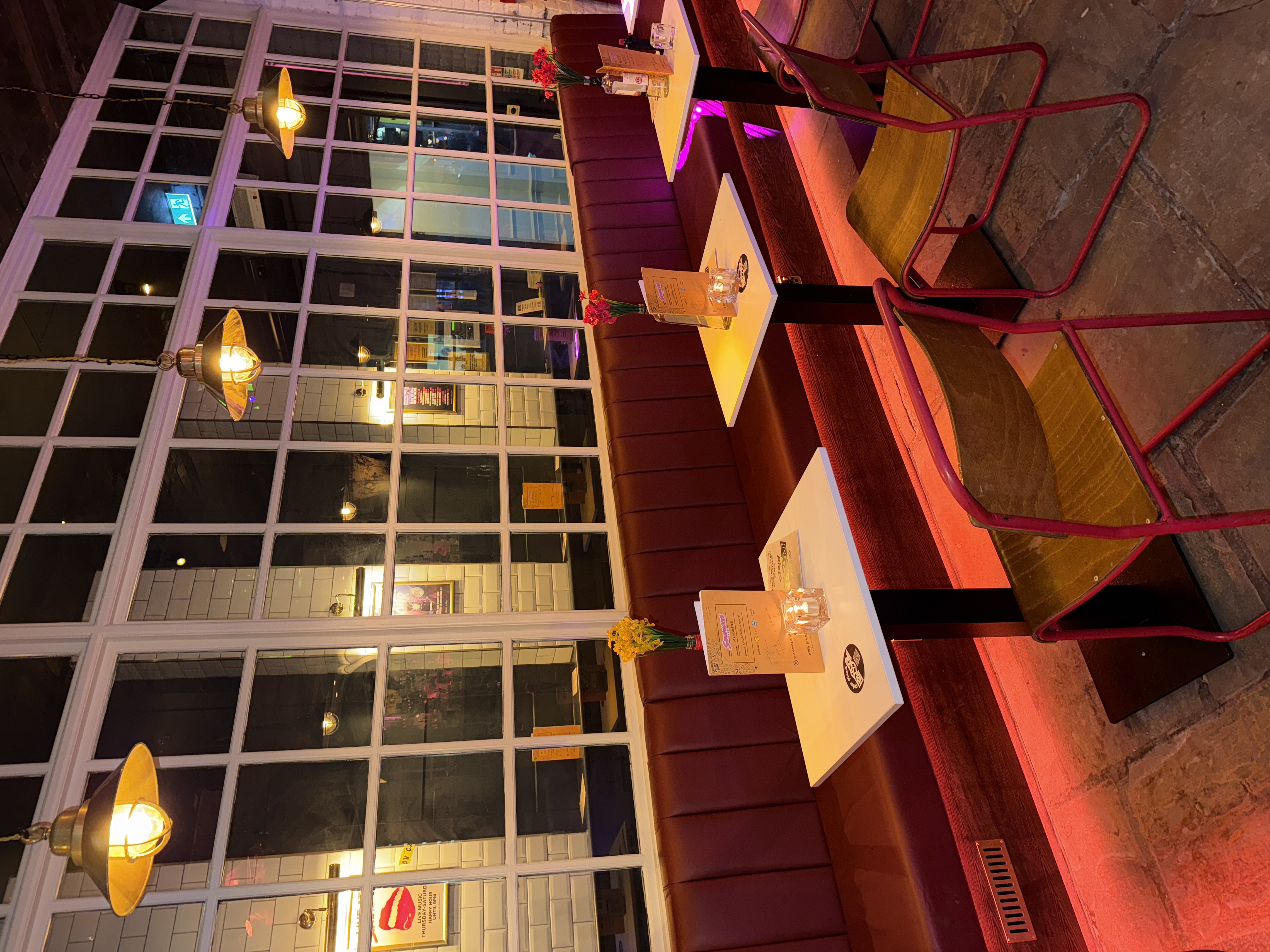 Simmons Manchester - image 1