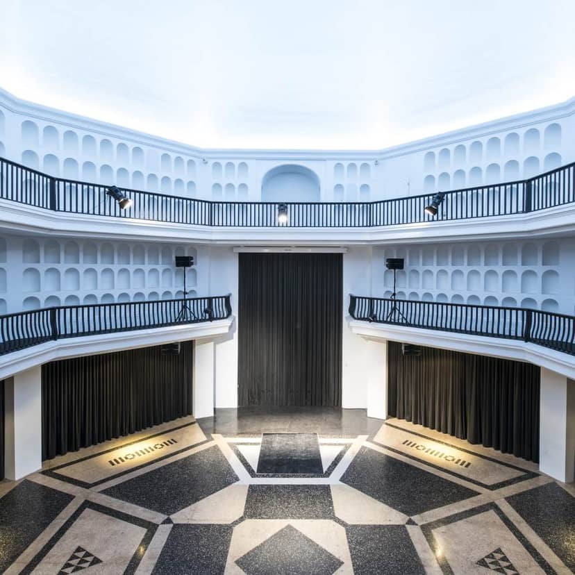 Modern Kuppelhalle event space with sleek design, ideal for conferences and gala events.