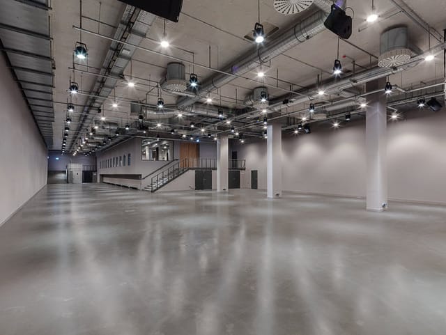 Spacious event venue with high ceilings, ideal for conferences and exhibitions.