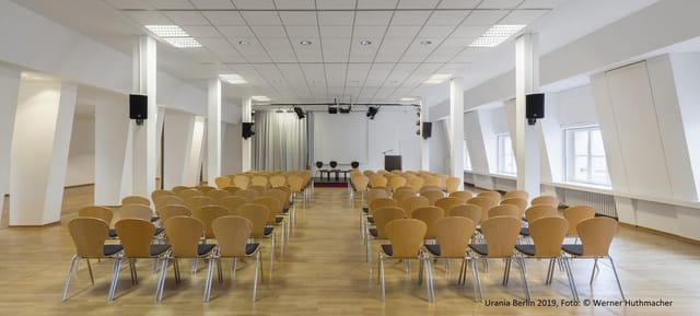 Keplersaal in Urania Berlin: spacious event venue for conferences with natural light.