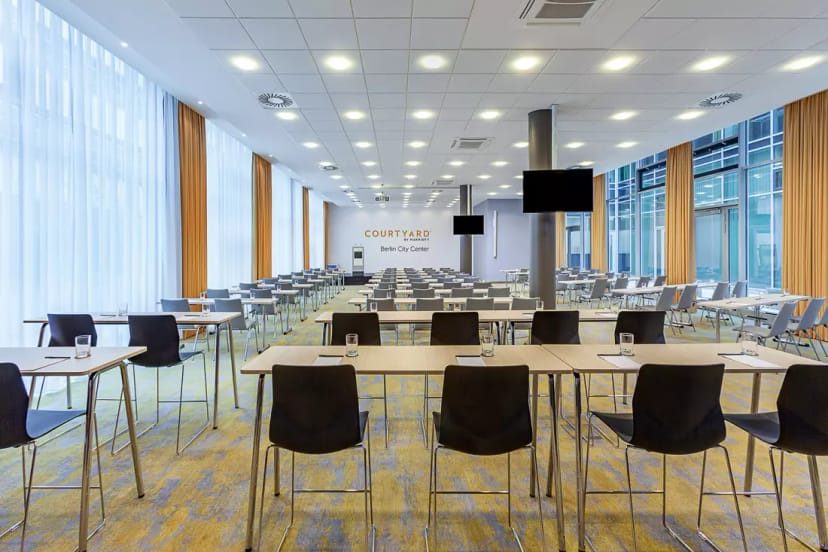 Modern meeting space in ARTrium with natural light, ideal for conferences and workshops.