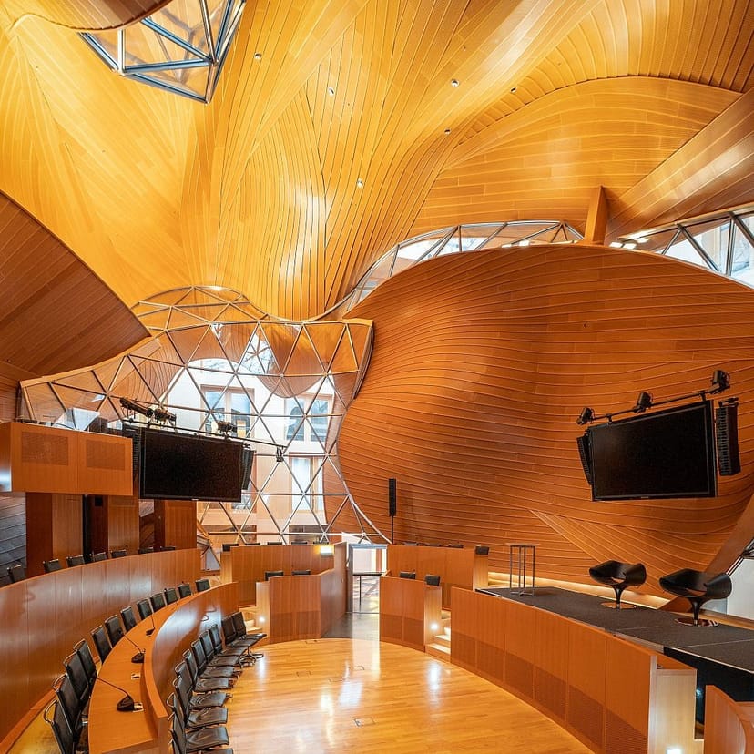 Quadriga in AXICA: modern event space with wooden design, ideal for conferences and meetings.