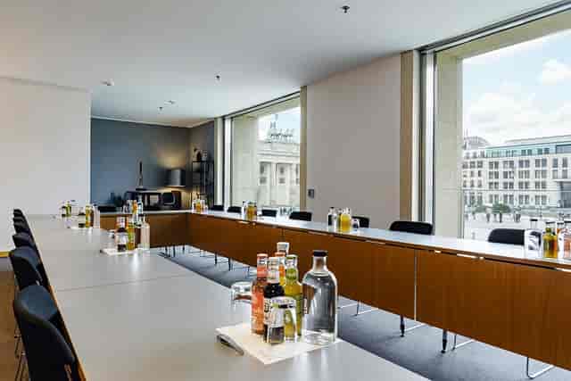 Modern meeting room in AXICA with long table, ideal for workshops and strategic meetings.