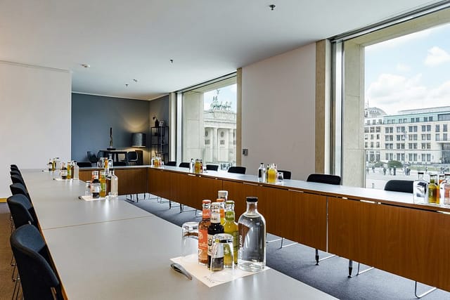 Modern meeting room in AXICA with long table, ideal for workshops and strategic meetings.
