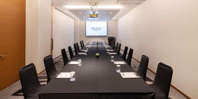 Meeting room with black tablecloths for corporate meetings and workshops in Seoul.