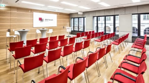 Modern event space Atrium III IV in dbb forum Berlin with red chairs for meetings.