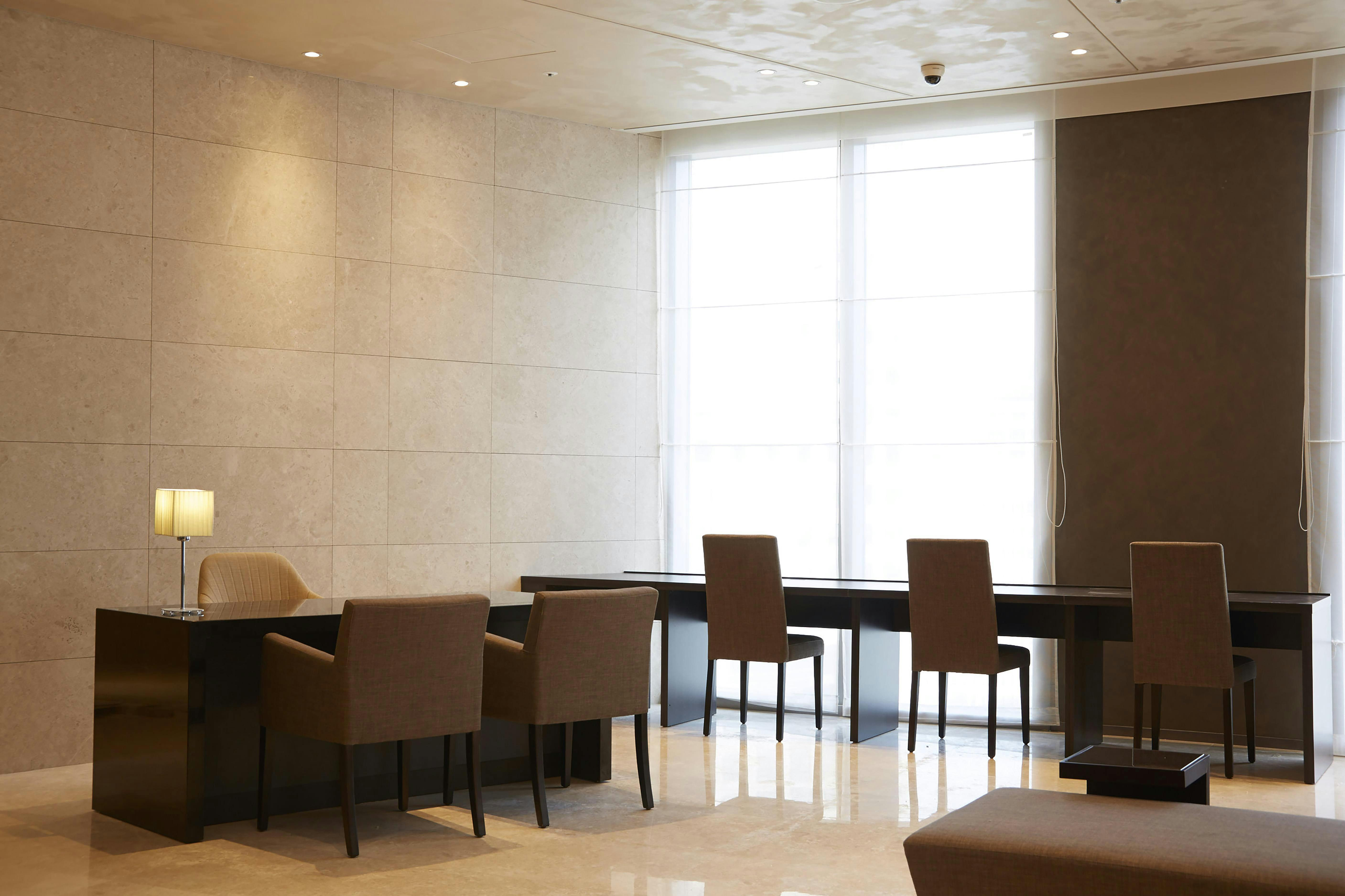 Modern conference room at Gracery Hotel Seoul, ideal for meetings and gatherings.