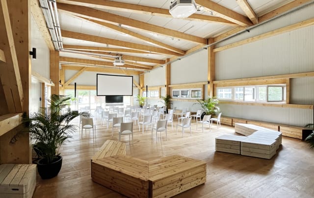 DAS STRAND LOFT event space with white chairs, ideal for corporate meetings and workshops.