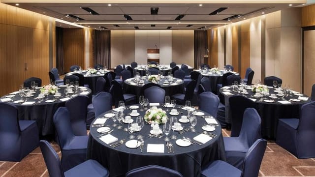 Emerald Room at LOTTE City Hotel Guro, elegant event space for formal gatherings.