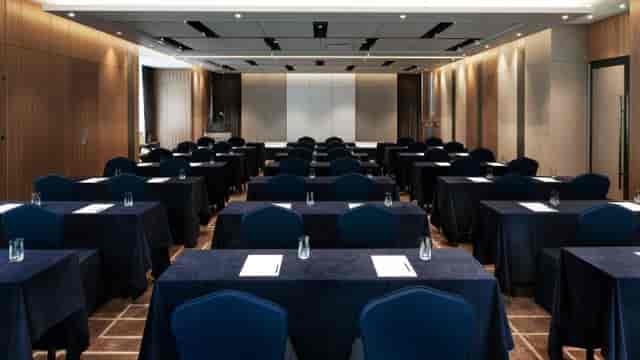 Emerald Room at LOTTE City Hotel Guro, elegant meeting space for corporate events.