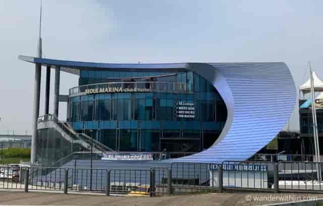 Modern banquet hall with large windows at Seoul Marina Club & Yacht for events and meetings.