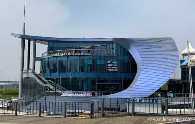 Modern banquet hall with large windows at Seoul Marina Club & Yacht for events and meetings.
