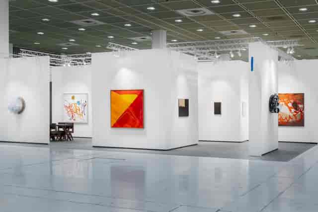 Spacious COEX Exhibition Hall C with white walls, ideal for art exhibitions and corporate events.