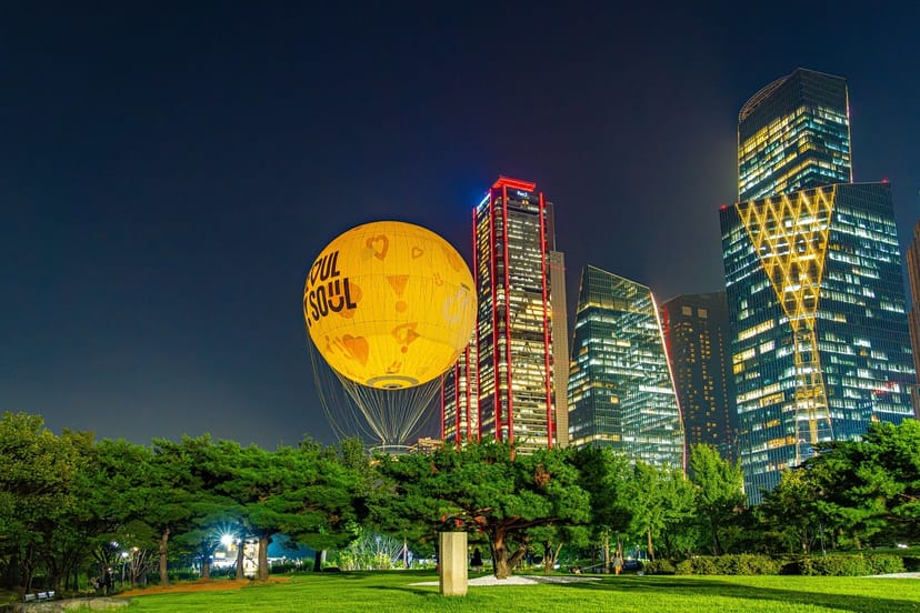 Hot air balloon in Yeouido Park, Seoul, perfect for outdoor events and festivals.