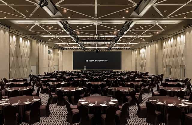 Grand Ballroom in Seoul Dragon City, spacious venue for conferences and banquets.
