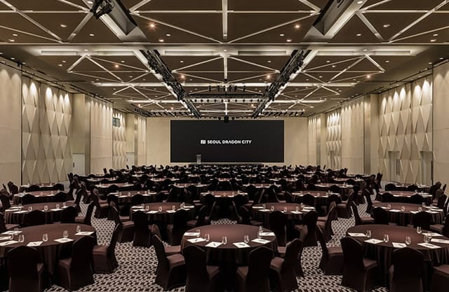 Grand Ballroom in Seoul Dragon City, spacious venue for conferences and banquets.