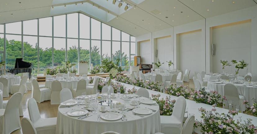 Elegant wedding venue at Mayfield Hotel Seoul with floral centerpieces and natural light.
