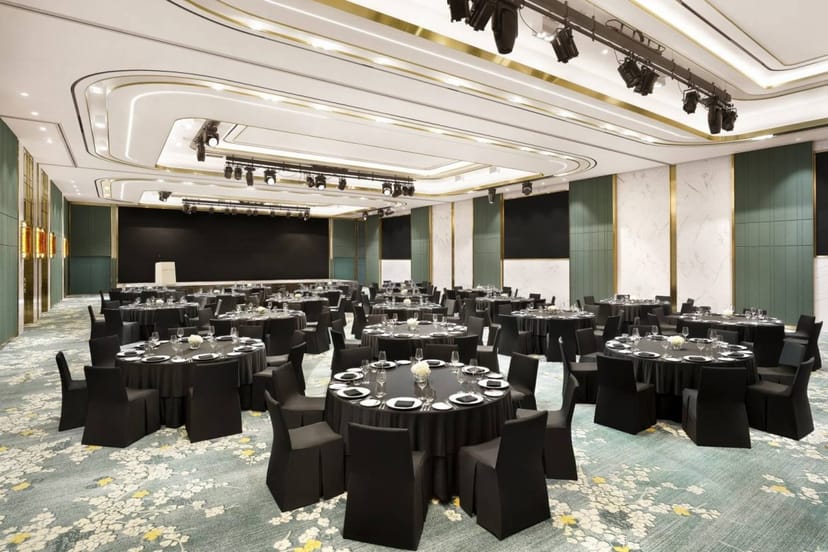 Grand Ballroom at Stanford Hotel Seoul, elegant round tables for corporate events.