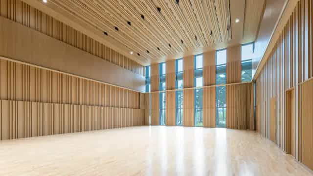 LG SIGNATURE Hall, spacious event space with high ceilings, ideal for corporate meetings and gatherings.