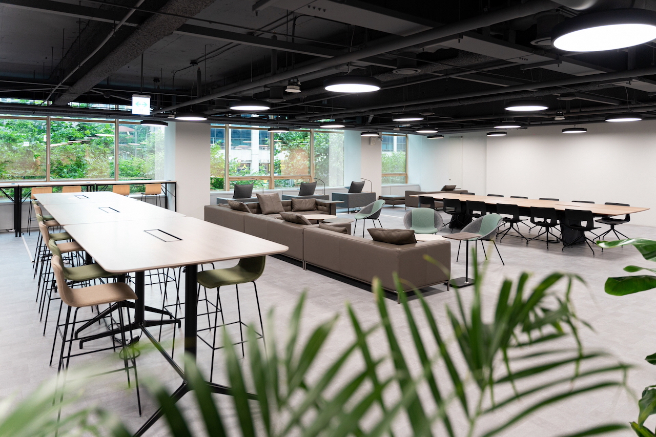 Community Lounge in d·camp with flexible seating, ideal for workshops and meetings.