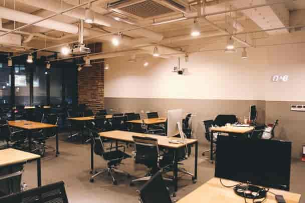 Co-working space in DREAMPLUS with flexible seating for workshops and meetings.