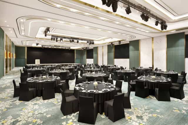 Grand ballroom at Hotel Atrium Jongno, elegant tables for corporate events and galas.