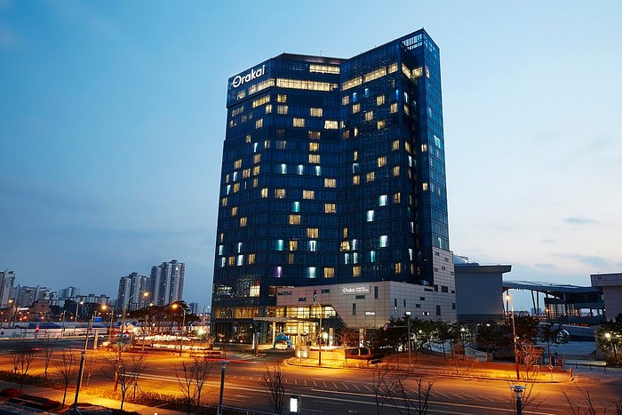 Modern Banquet Hall at Orakai Songdo Park Hotel, ideal for conferences and events.