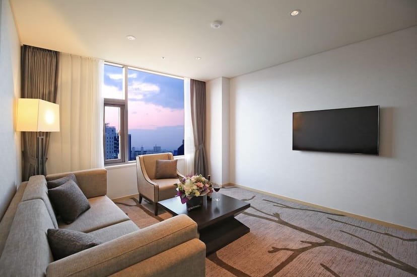 Modern meeting room at ARIRANG HILL Hotel Dongdaemun, ideal for gatherings and presentations.