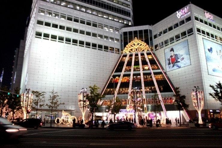 Vibrant Doota Mall food court at night, perfect for events and celebrations.
