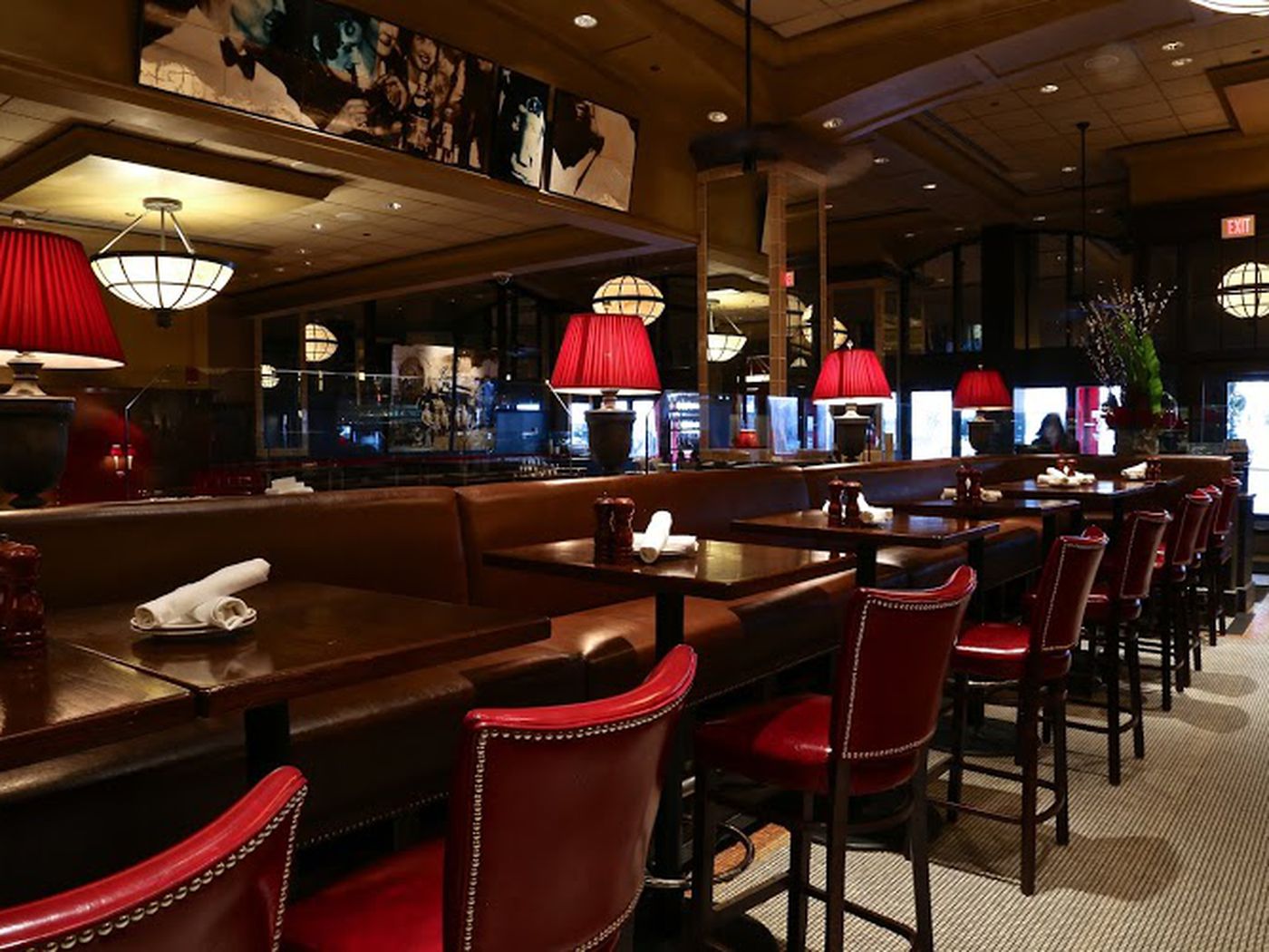 Stylish restaurant with warm lighting, perfect for intimate gatherings and corporate meetings.