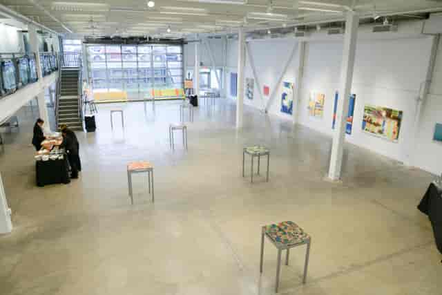 Modern art gallery with natural light, ideal for exhibitions and corporate events.