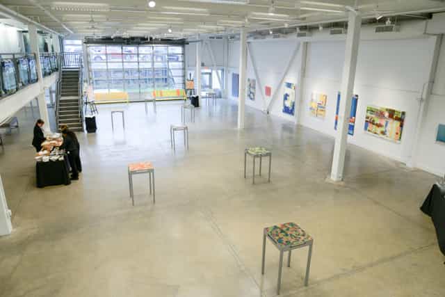 Modern art gallery with natural light, ideal for exhibitions and corporate events.