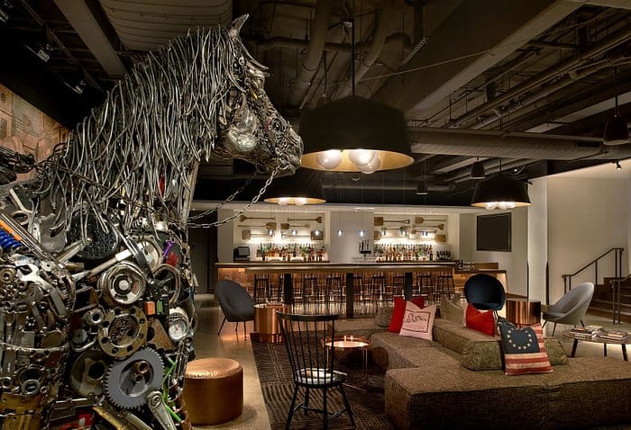 Tea Gallery at Revere Hotel: metal horse sculpture, ideal for events and gatherings.