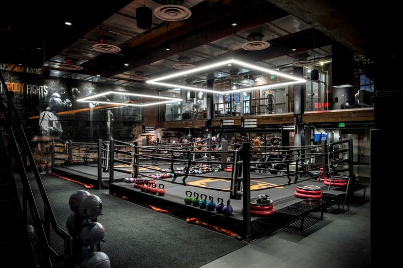 Open Gym at EverybodyFights: modern boxing ring for fitness workshops and team-building events.